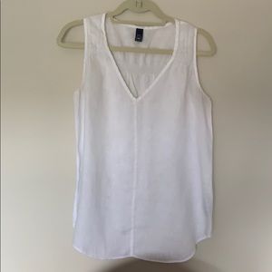 Gently worn cut out sleeveless detailed tank